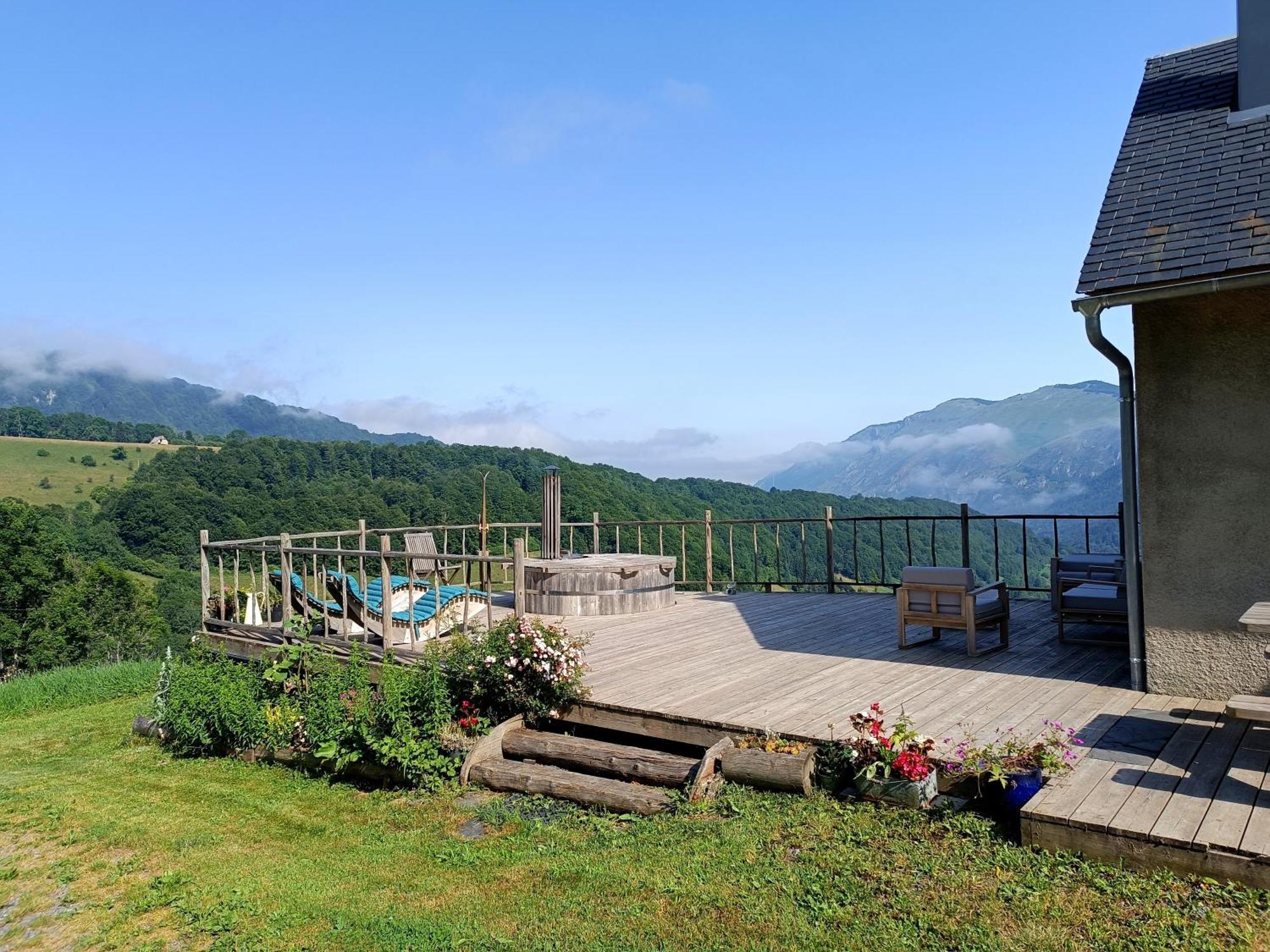 Le Panoramique Villa Campan Exterior photo